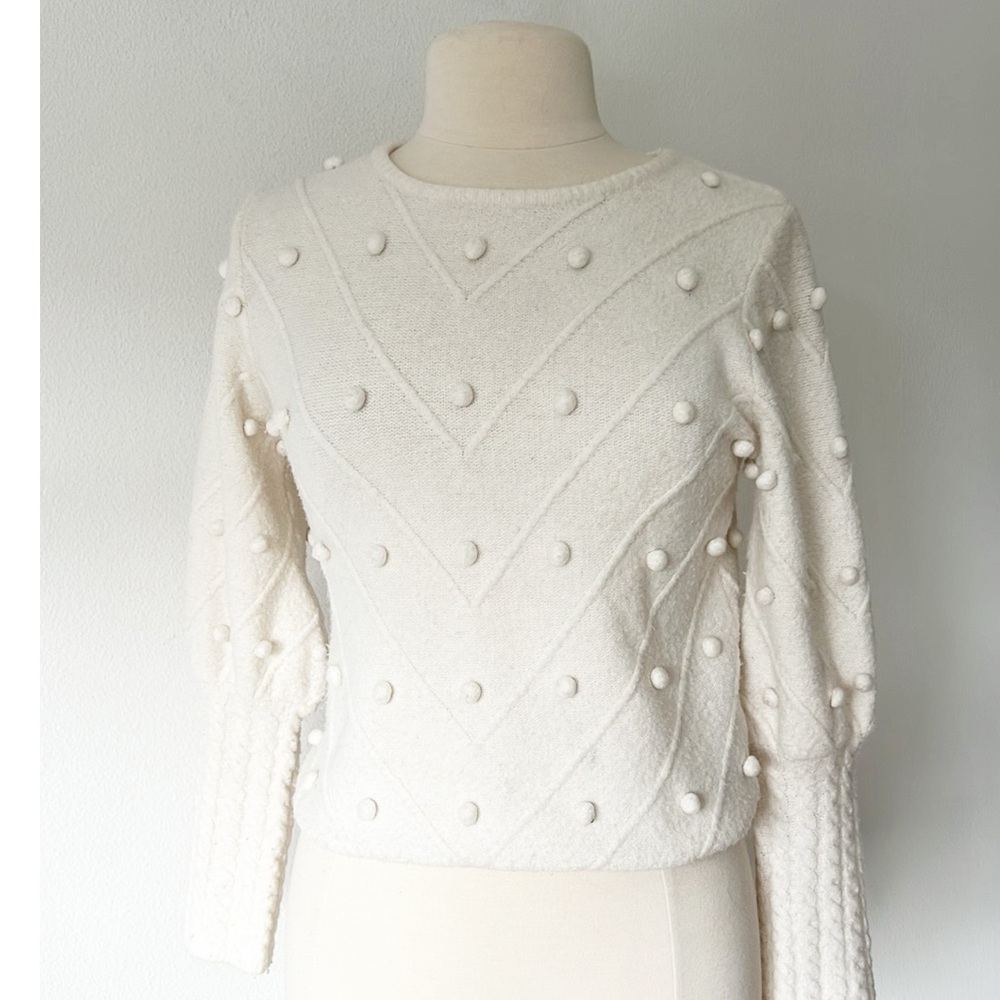 Line And Dot Elegant White Sweater